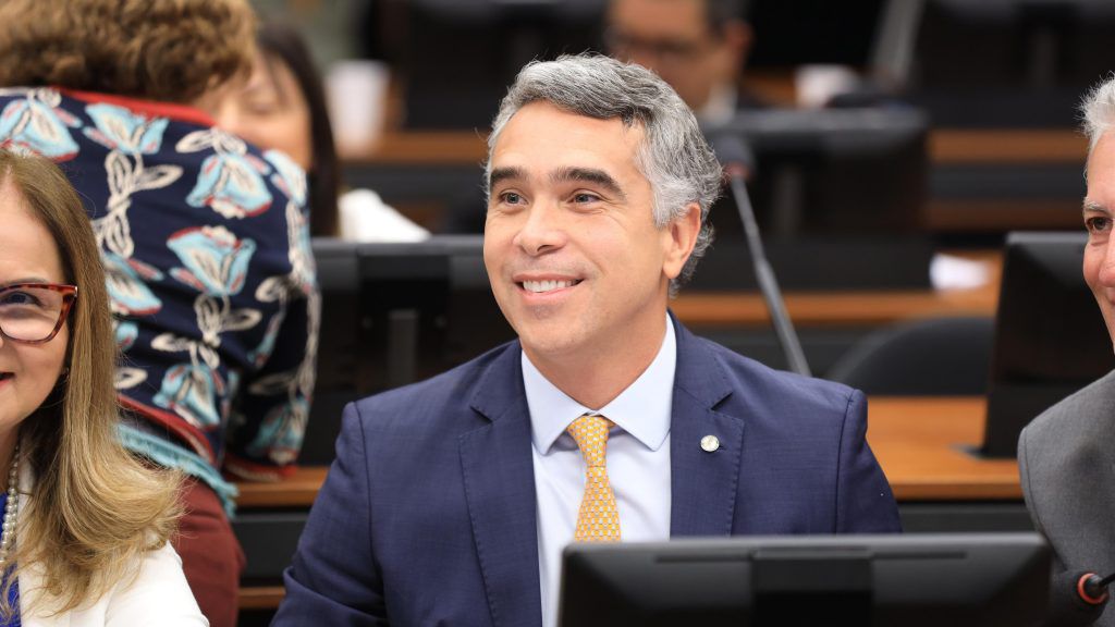 Comissão de Educação aprova projeto de Rafael Brito que garante alimentação escolar em período de férias 