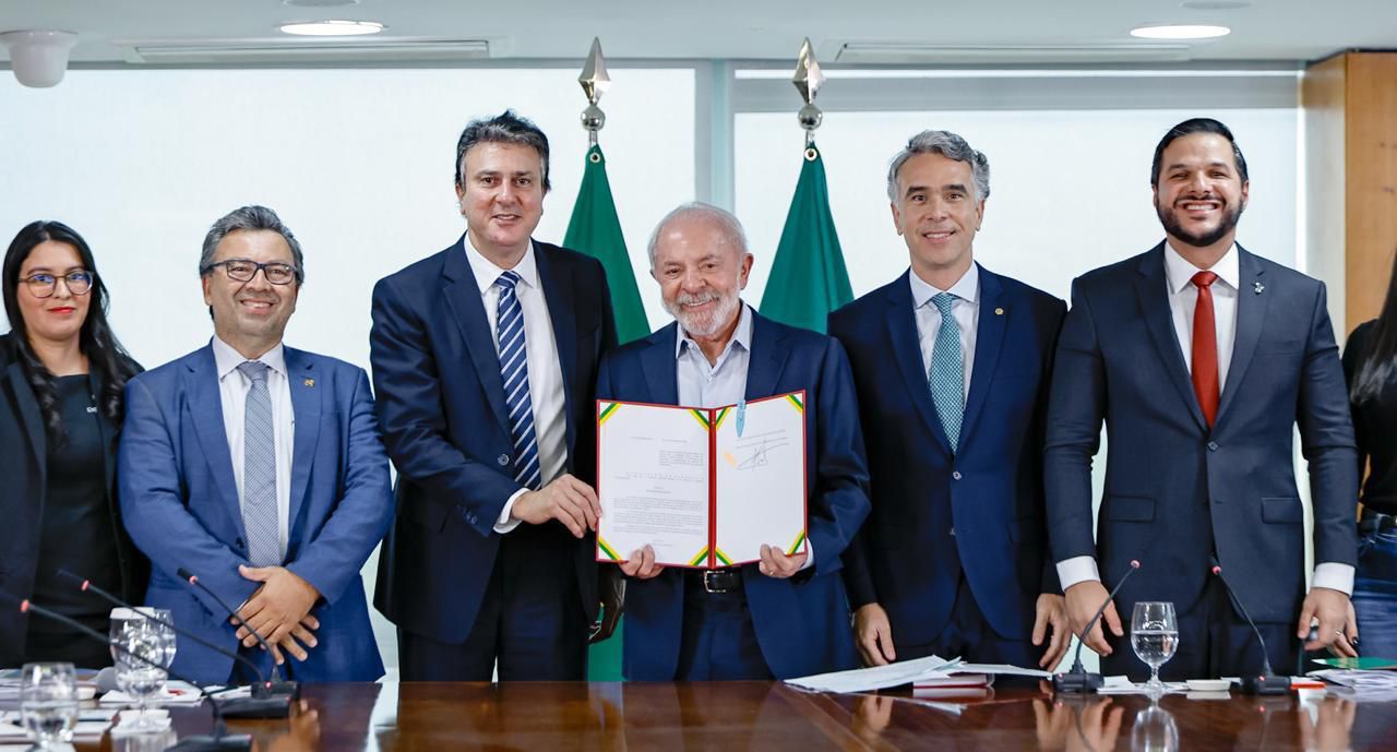 Ao lado do presidente Lula, Rafael Brito participa da sanção do ‘SUS da Educação’