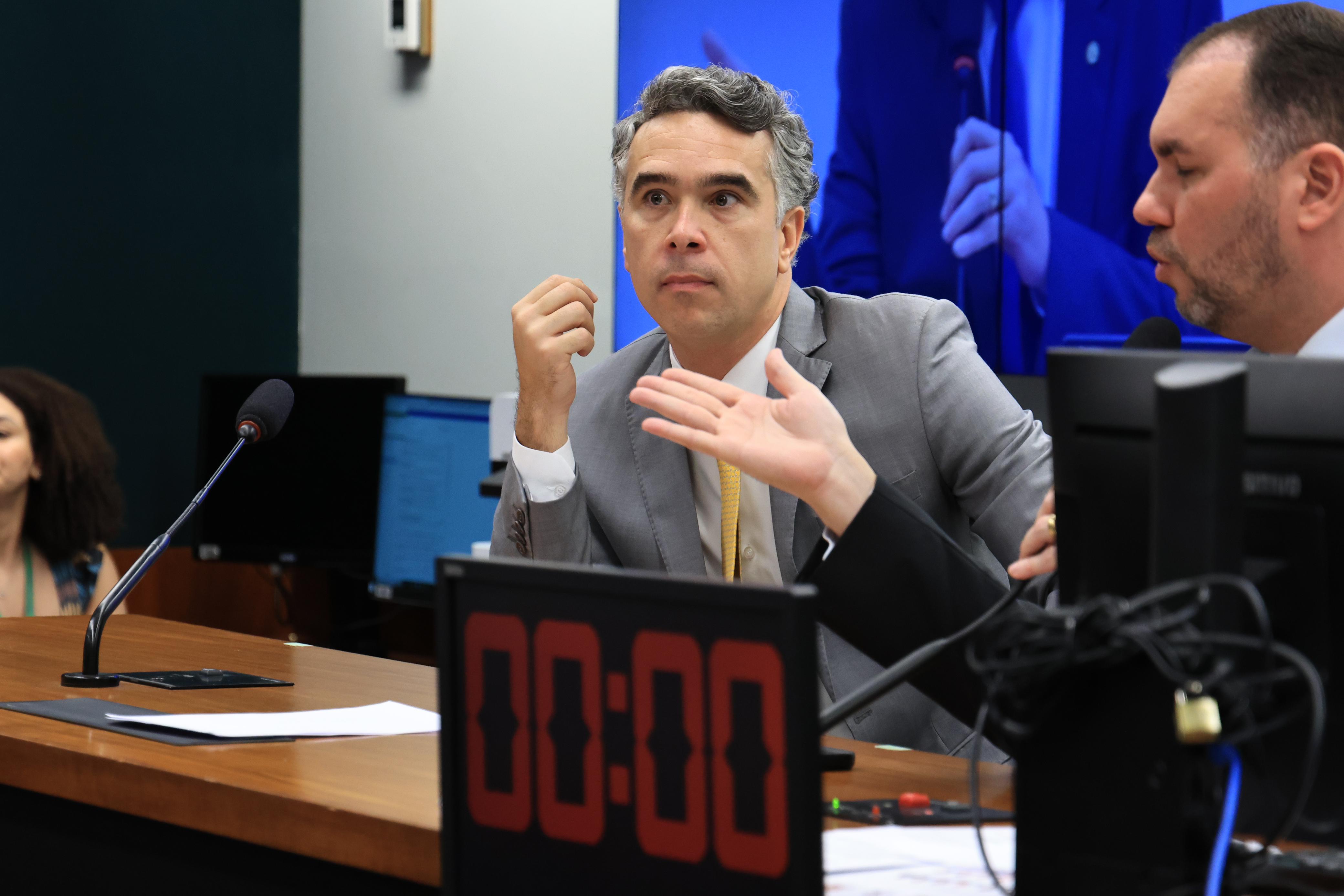 Rafael Brito celebra lei que coloca fim à “bola de neve” do cartão de crédito no Brasil