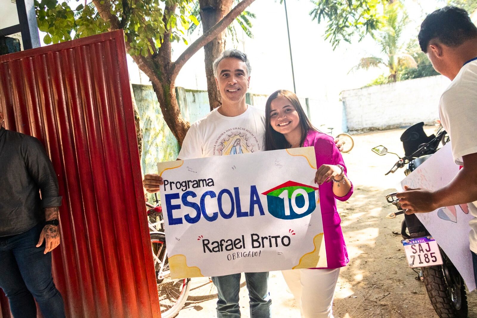 Mãe agradece a Rafael Brito após filha ingressar na faculdade com apoio de programas educacionais