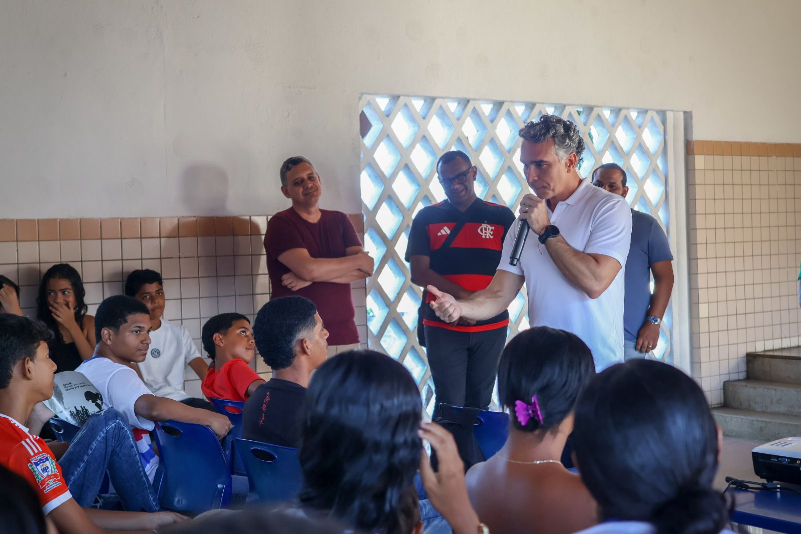 Mês da Mulher:  Rafael Brito condena exposição de alunas em lista misógina e cobra aprovação de PL que previne violência no ambiente escolar