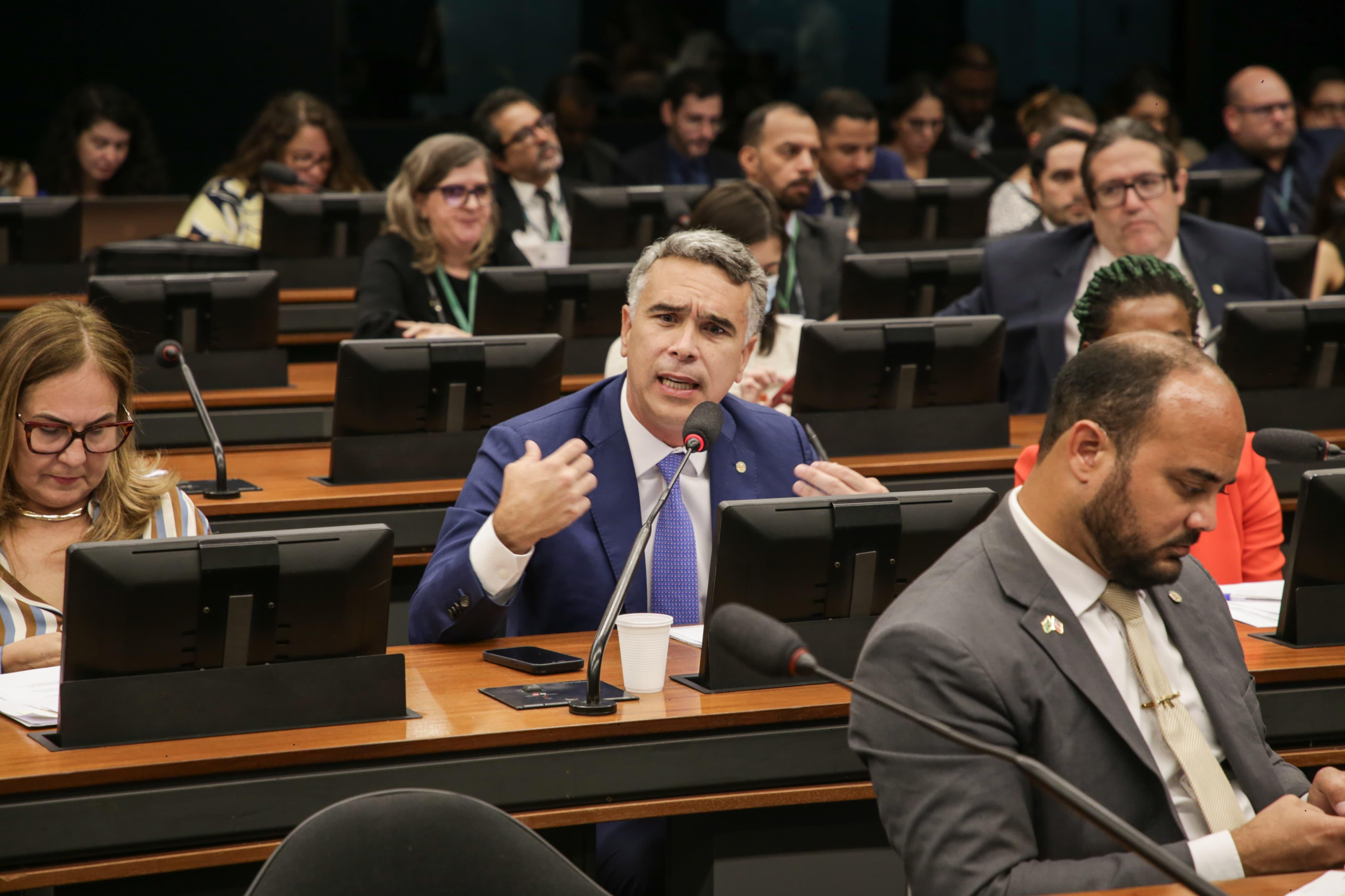 Rafael Brito cobra explicações sobre aplicação de quase R$ 150 milhões da Prefeitura de Maceió no Banco Master